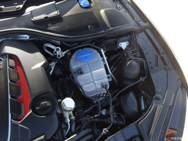 奥迪 RS 7 引擎室图片