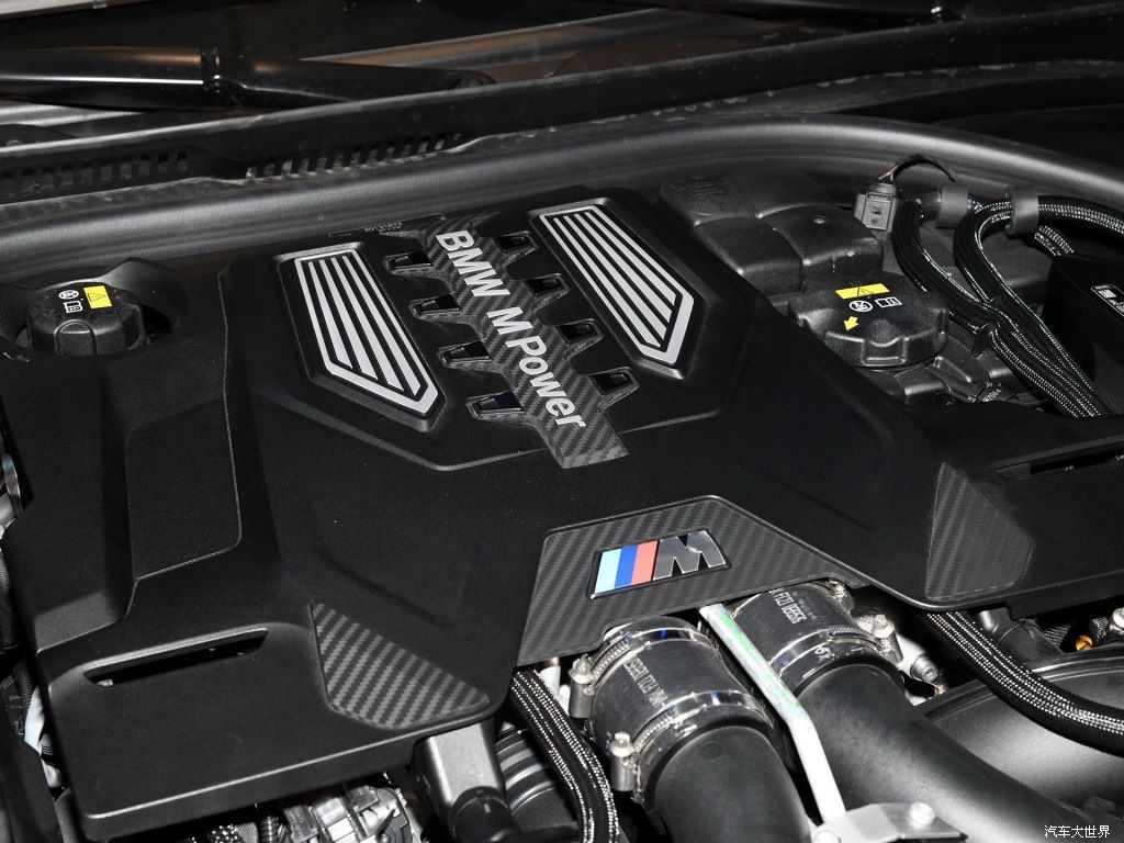 宝马 M5 引擎室图片