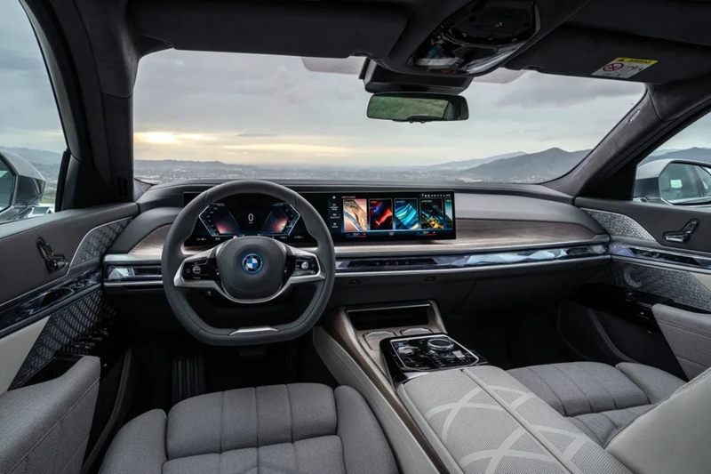 全新BMW i7正式亮相，后排装配悬浮巨幕，豪华气质完全拿捏