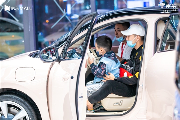 全国首家京东汽车超级体验中心落地沈阳 全渠道发力新能源汽车模式变革